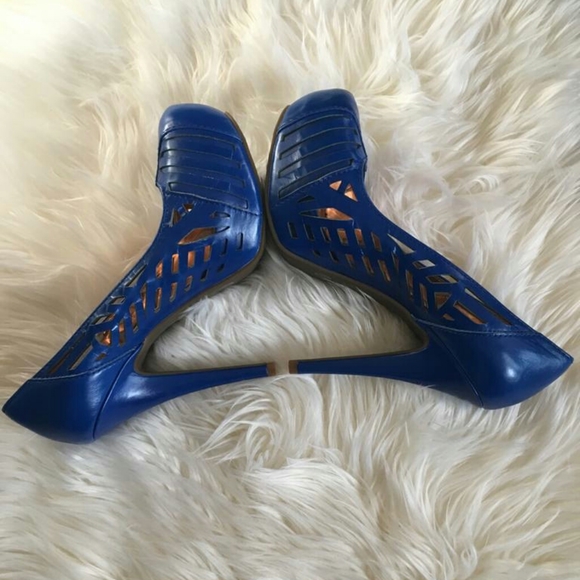 BCBG Vivid Blue Oracle Leather Heels ( Size 8) - Picture 4 of 4